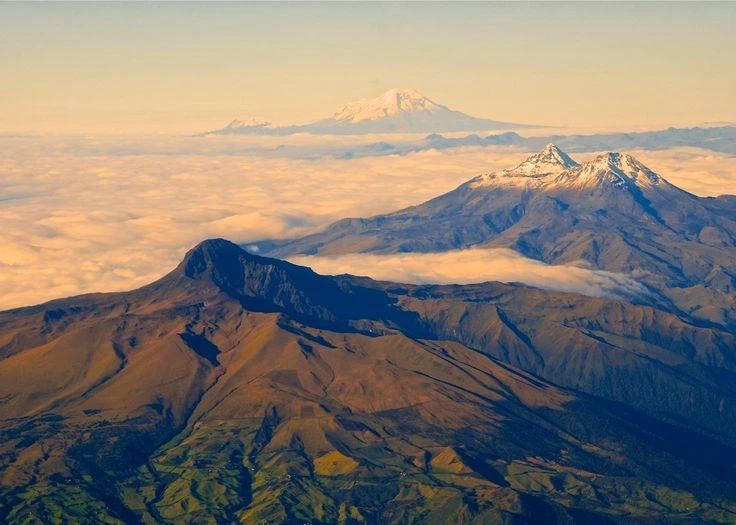 Cumbres nevadas de los Andes sobre un mar de nubes al amanecer